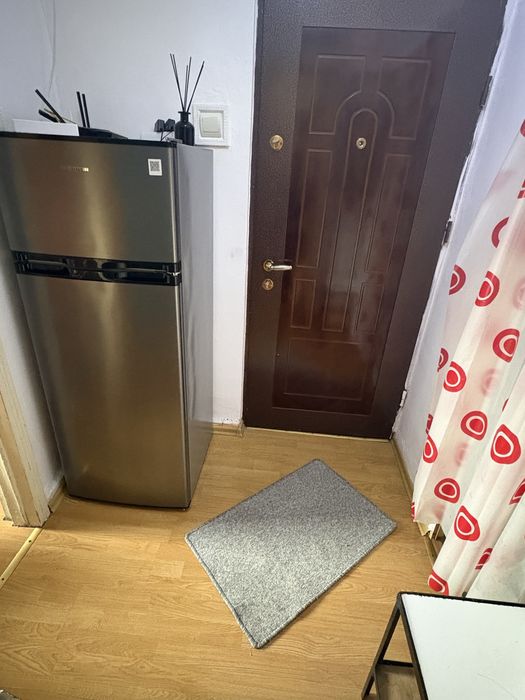 Închiriez apartament cu 2 camere