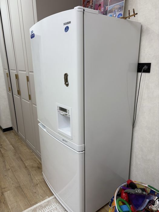 На продажу Холодильник Samsung