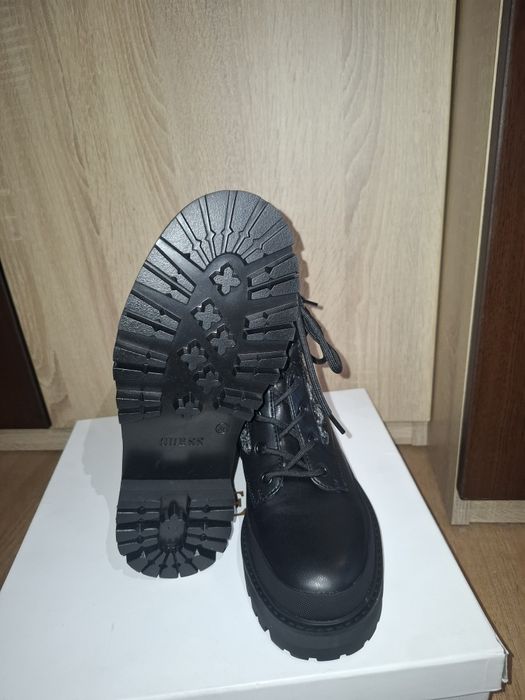 Зимни боти GUESS