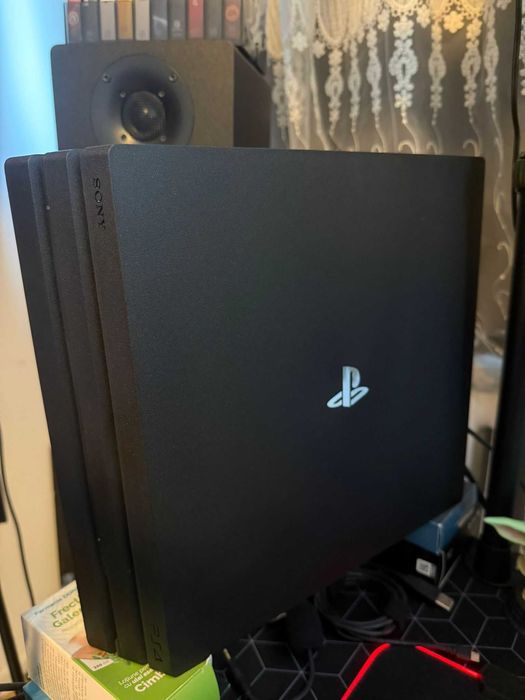 PS4 Pro 1TB + 10 jocuri si 2 controllere, stare foarte buna