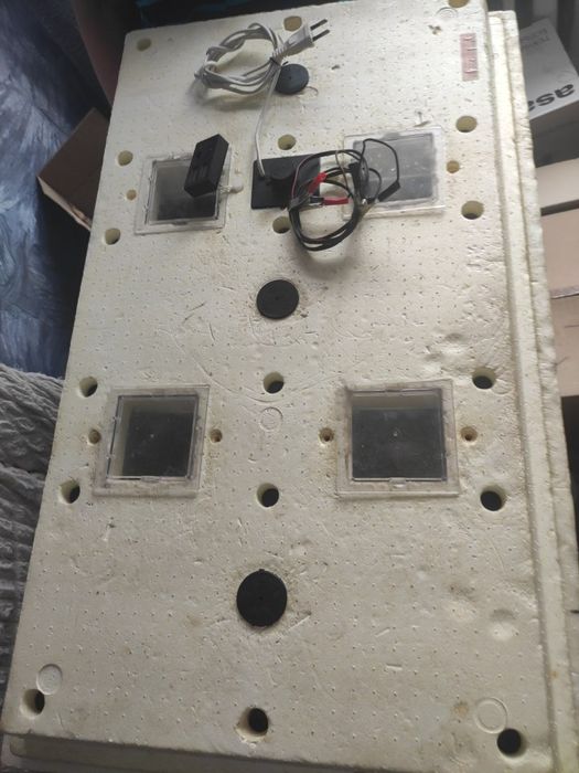 Продам инкубатор Золушка 90 яйц