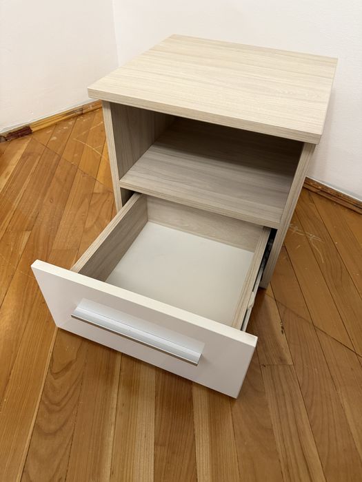 Noptiera pal stejar deschis cu sertar din MDF alb