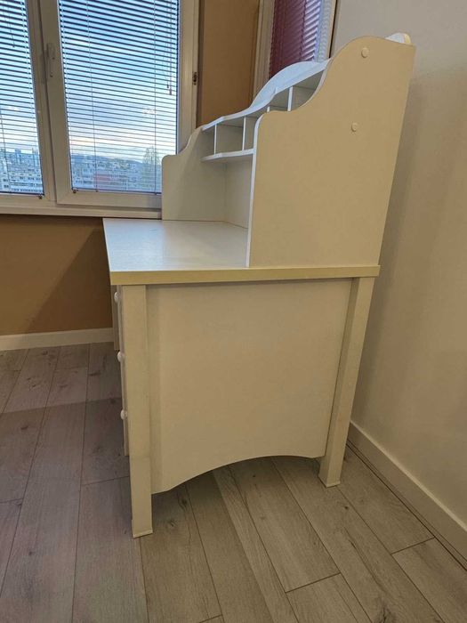 Продавам БЮРО - Бяло