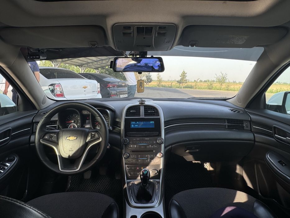 Malibu 1 2-pazitsiya sotiladi, xolati yaxwi hech qanaqa aybi yoq.