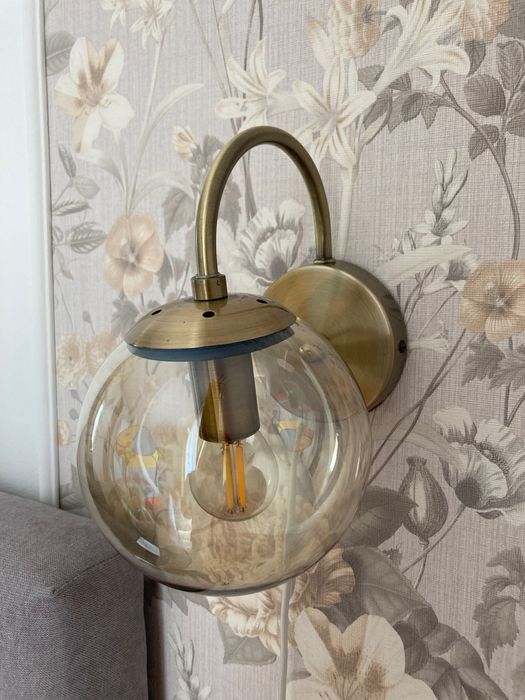 Aplică pentru perete