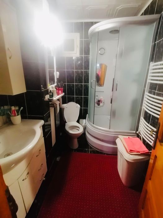 Vând apartament 3 camere oras Siret