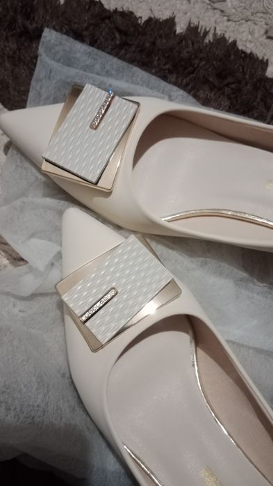 Бежевый туфли, продаю срочна