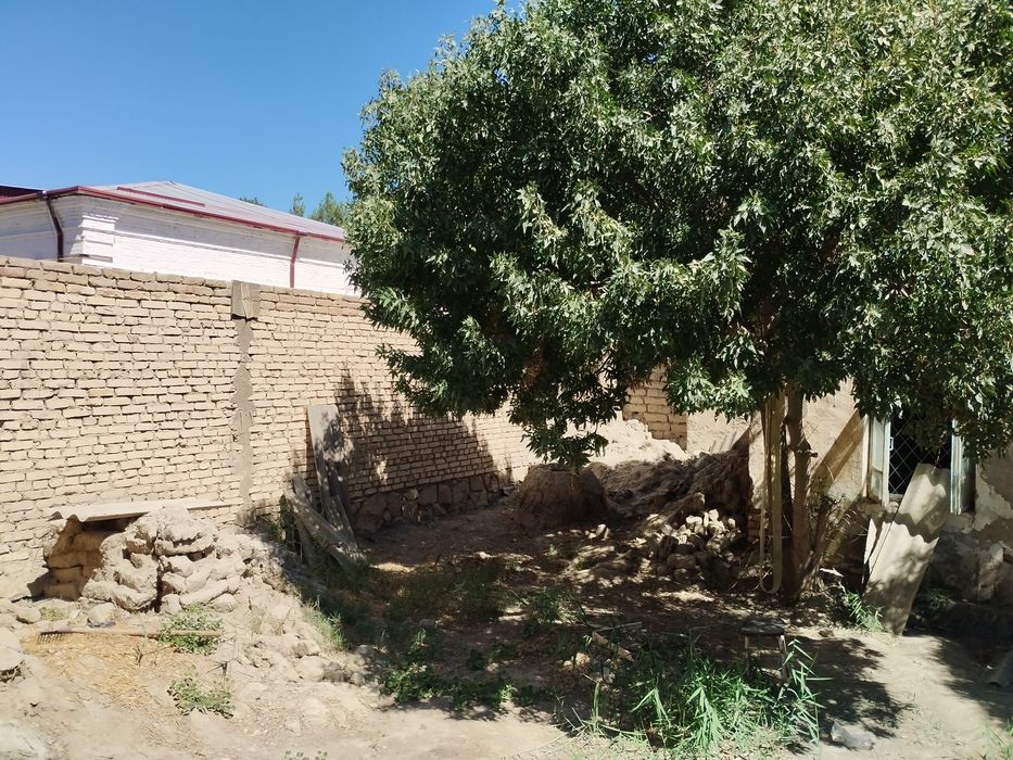 КОГОН,Шахар , Вохрни олдида катта Уй сотилади ,