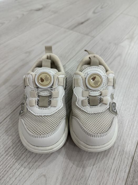 продам детские кроссовки