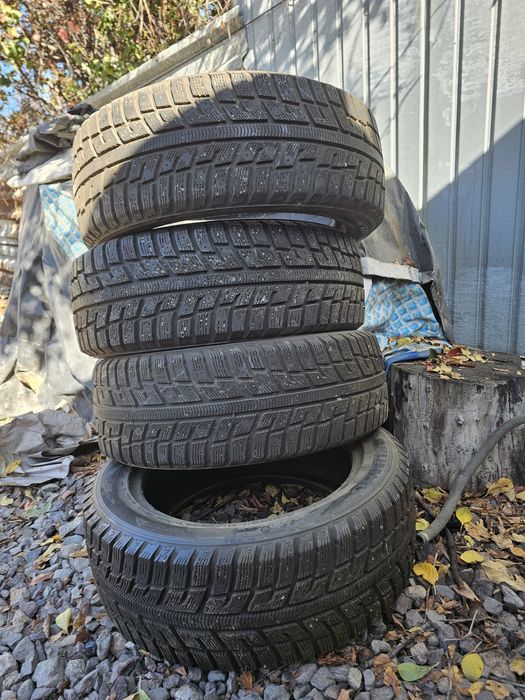 Резина зимняя 215/55 R17