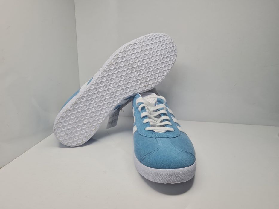 Кецове Adidas Gazelle 

Чисто нови с кутия.

Размер 42 2/3 стелка 27 см.

Цена 65 евро.