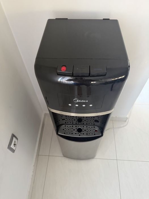 Диспенсър за вода Midea