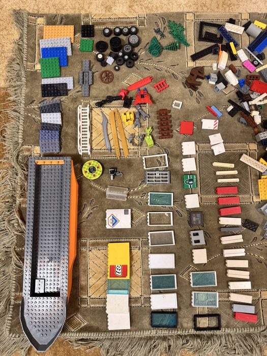 Продам большой пакет лего деталей