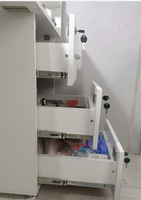 Маникюрный стол новая