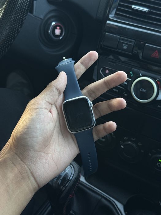 Apple Watch SE часы