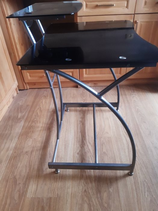 Стъклена маса продавам.