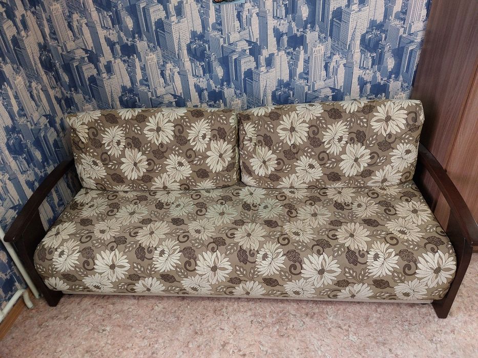 Диван с прдушками раскладной с ящиком внутри