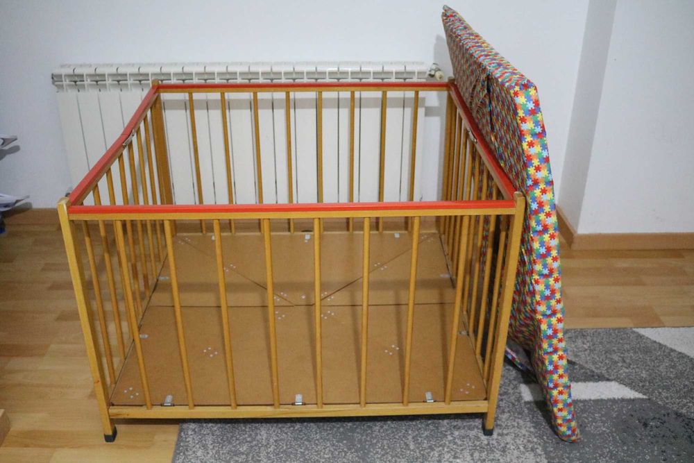 Țarc din lemn pentru copii și bebeluși, pliabil și rezistent + Saltea inclusă