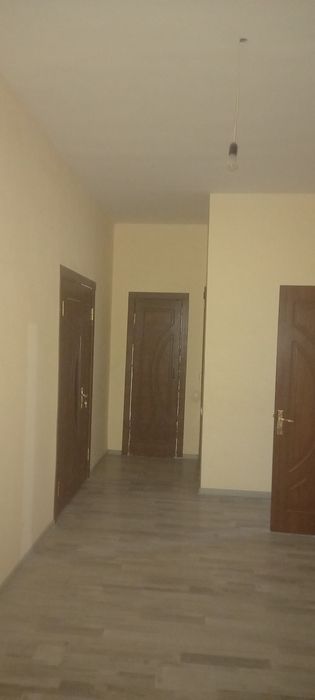 Карши шахар янги бозор олдидан 2 хонали янги дом квартирага берилади.