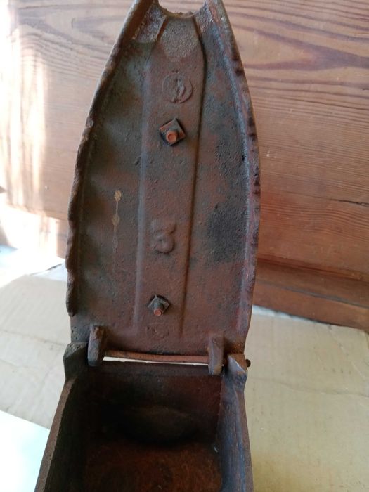 Călcător interbelic din fontă