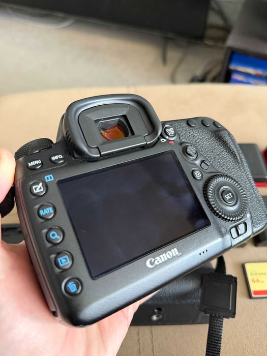Canon 5D Mark IV с 6 батерии и грип