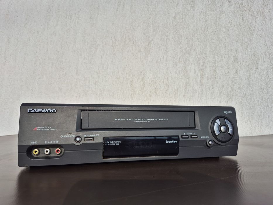 Vând video casette recorder,marca Daewoo,model T844-(T5),fabricat made in Korea 
- commercial skip 
NTSC PLAY BACK On PAL Tv 

- compatibile with 16