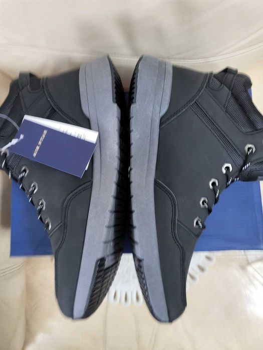 Нови черни кецове