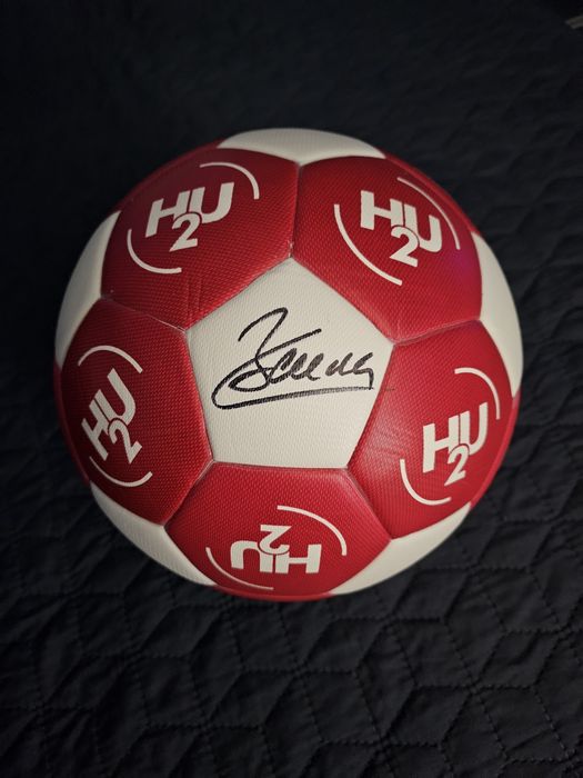 Топка с автограф на Бербатов