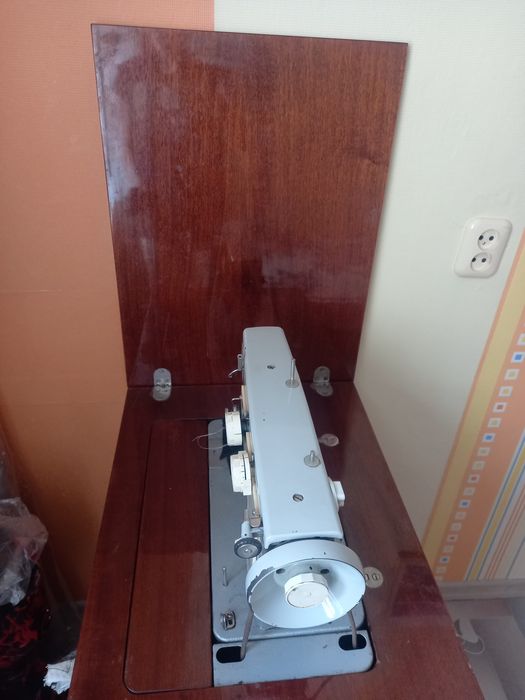 Советская швейная машинка.