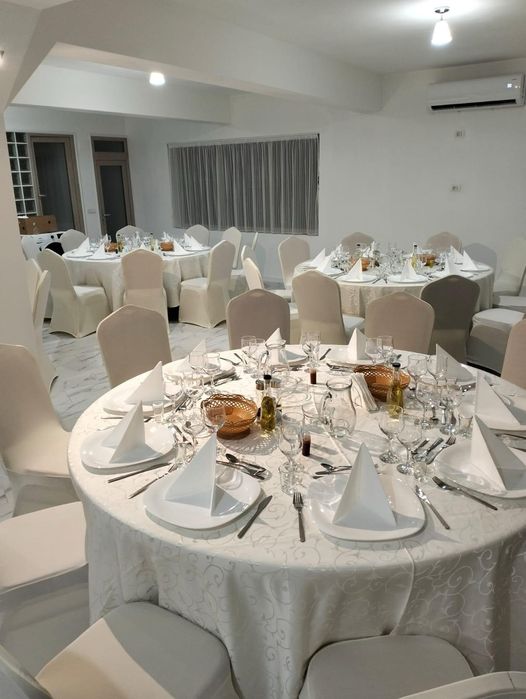 Închiriez  mese,vesela, aranjamente,scaune,etc  pt evenimente