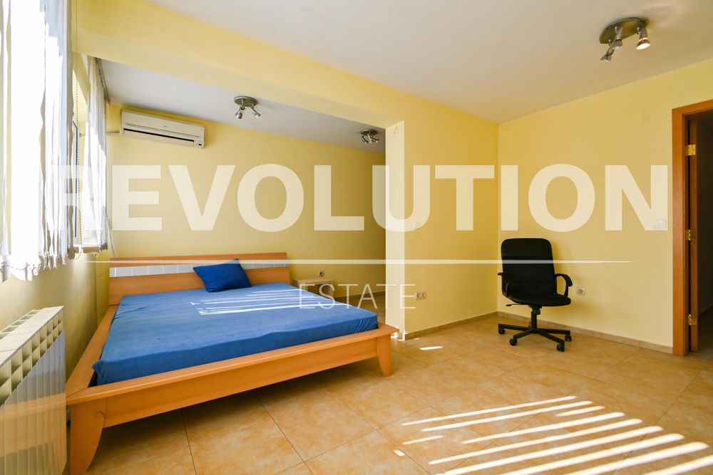 Дава се под наем Тристаен апартамент в София, Оборище - 140 кв.м за 800 € - Снимка #3