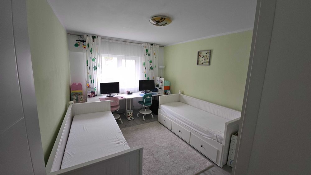 Vand apartament spatios 4 camere Noua