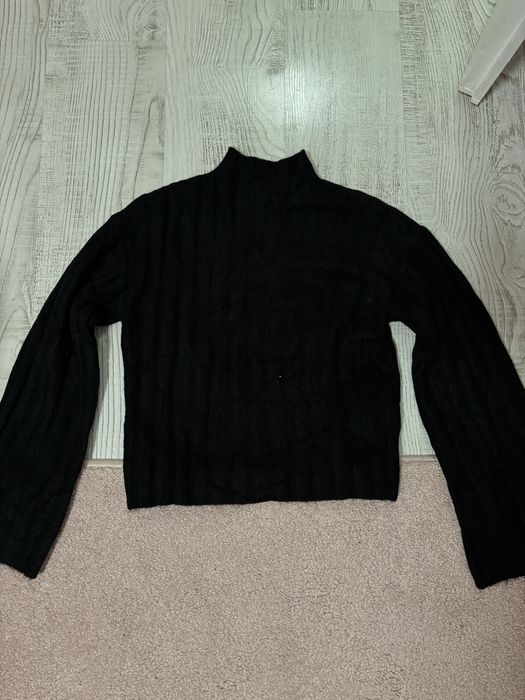 Черен пуловер за зимата