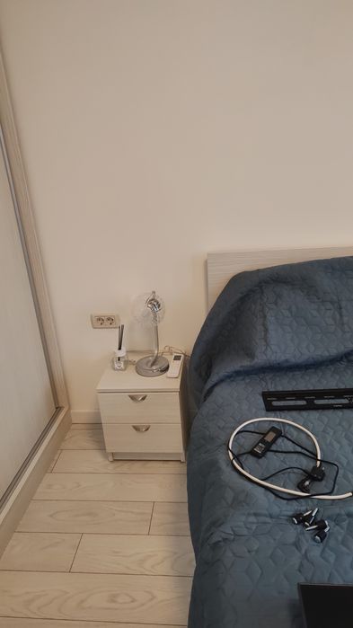 Vând dormitor cu dresing, pat cu saltea, husă,  2 noptiere și 2 veioze