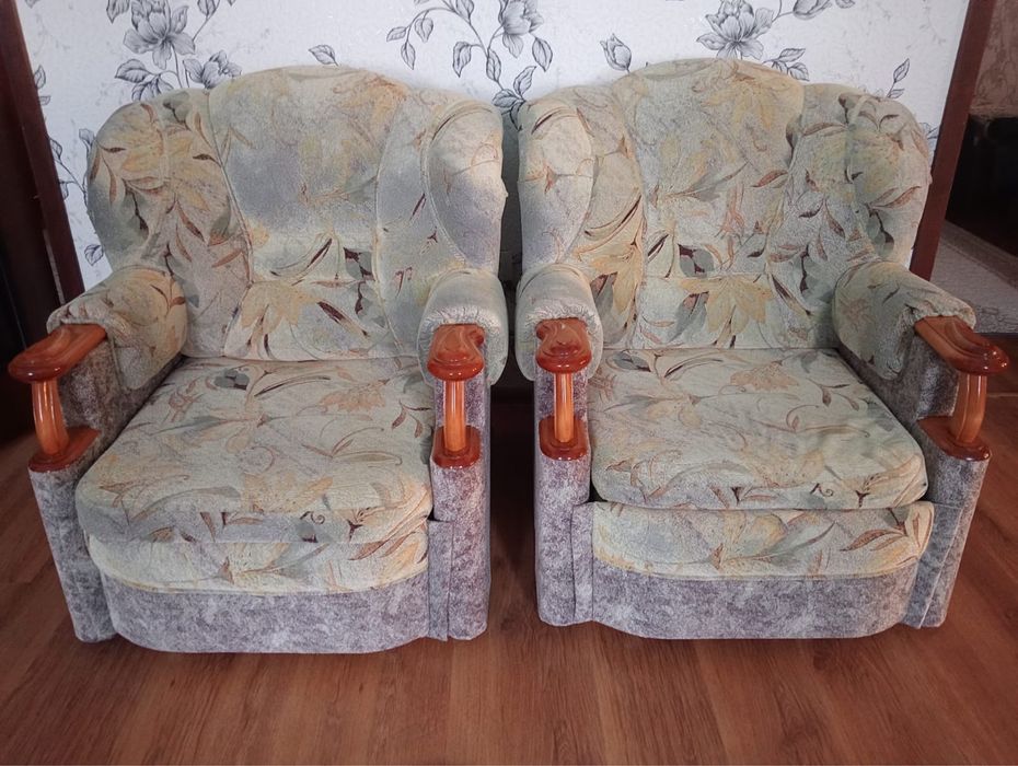Продам диван с двумя креслами