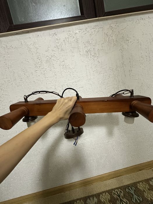 Продам люстру, дерево