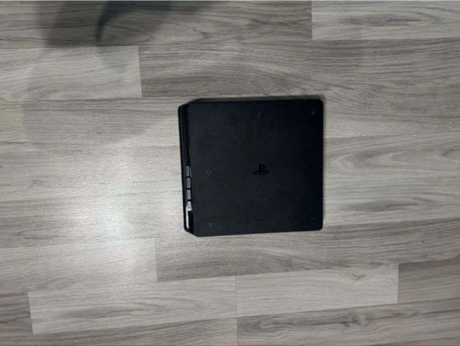 Ps4(slime) с три игри и с два контролера 300 лв