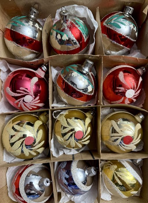 Globuri vechi pentru bradul de Crăciun.