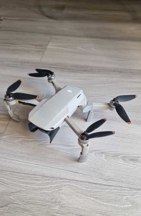 Drona DJI Mini 2,  + telecomandă DJI RC-N1 + 2 baterii + accesorii, 4K