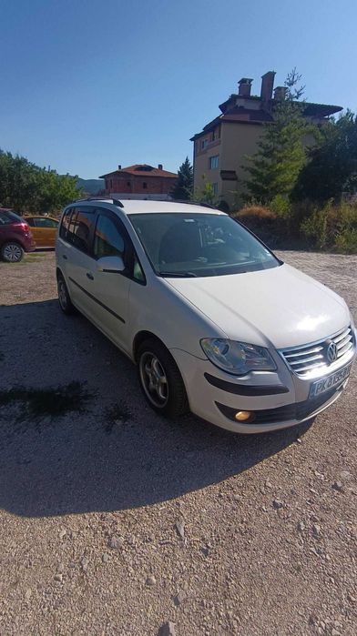 Перфектен запазен автомобил VOLKSWAGEN TOURAN