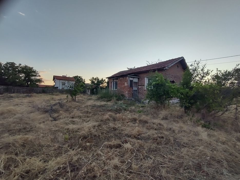 Къща с двор в с.Левски, Панагюрище.