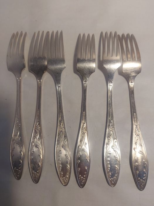 Мельхиоровые десертные вилки.