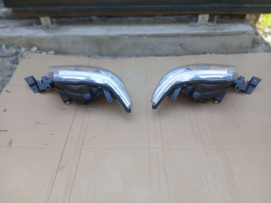 Фара Toyota Hilux 2011-15