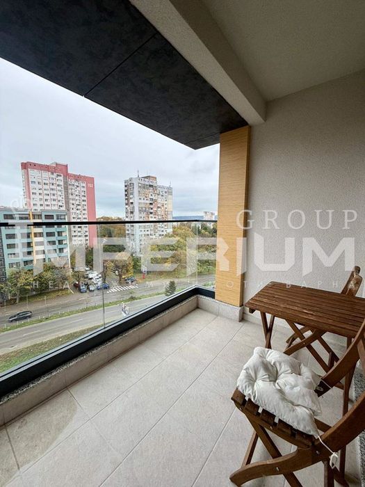 ПЪРВИ НАЕМАТЕЛИ! Двустаен апартамент с ПАРКОМЯСТО под наем - жк. Млад