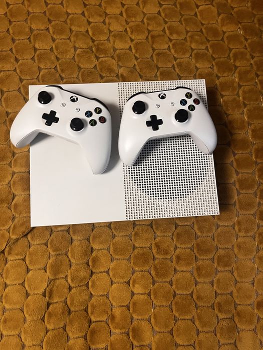 Xbox one S cu FC26, GTA 5 + gift card 15€ , si 2 controllere   Stare perfecta