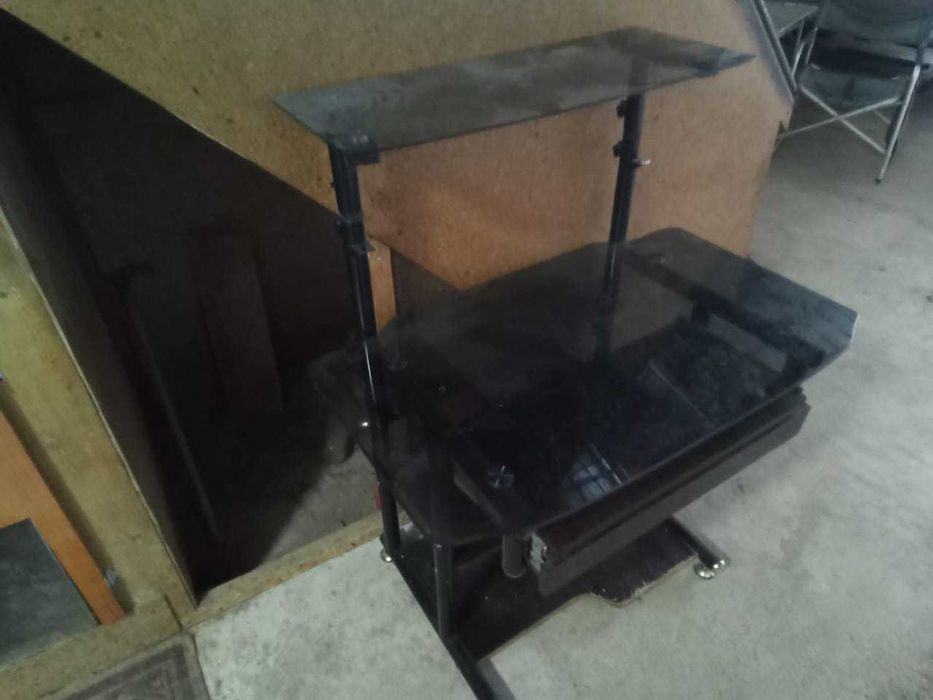 Продам компьютерный стеклянный столик.