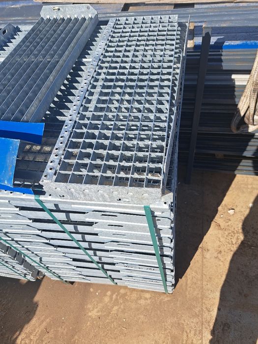 Trepte și grătare metalice zincate la diferite dimensiuni debitam la d