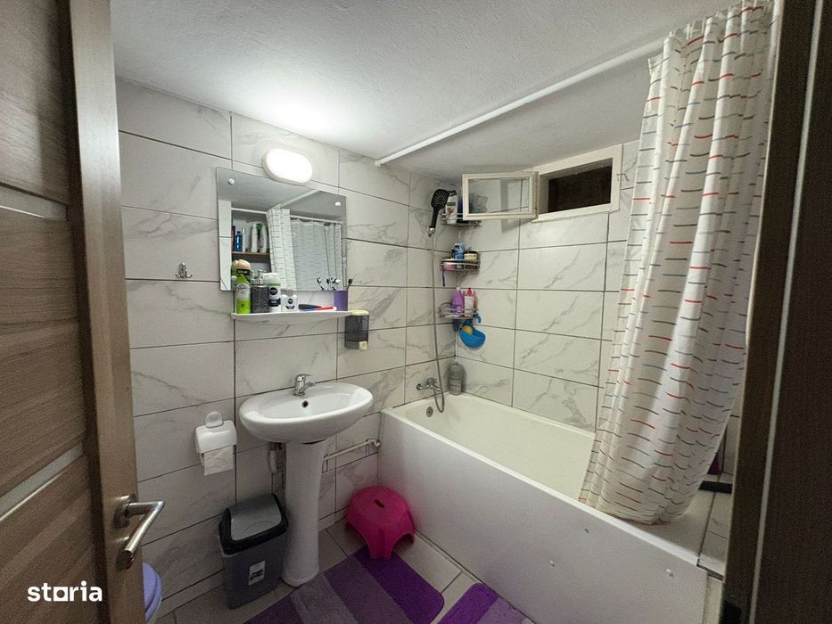 Apartament la casa cu 4 camere, balcon si curte - zona Lazaret