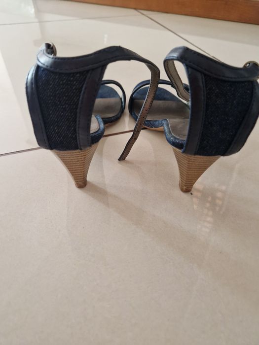 Sandale Stradivarius.