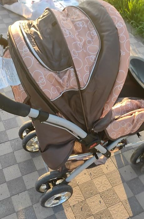 Kolyaska sotiladi zamonaviy qulay yigʻiladigan